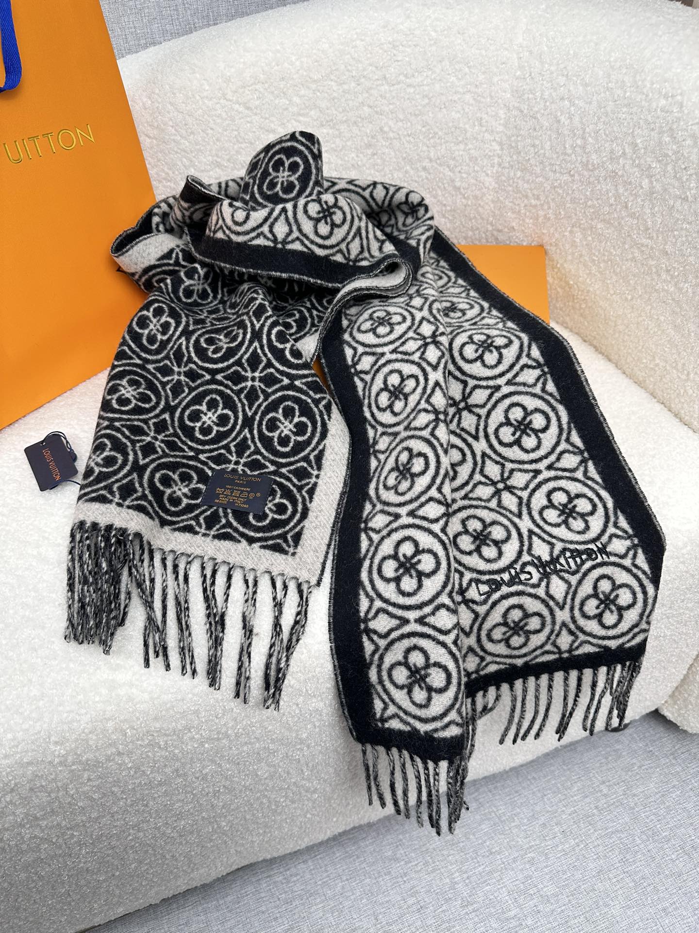 1002 Classic Soft and Comfortable Scarf 1002 Classic Soft and Comfortable Scarf