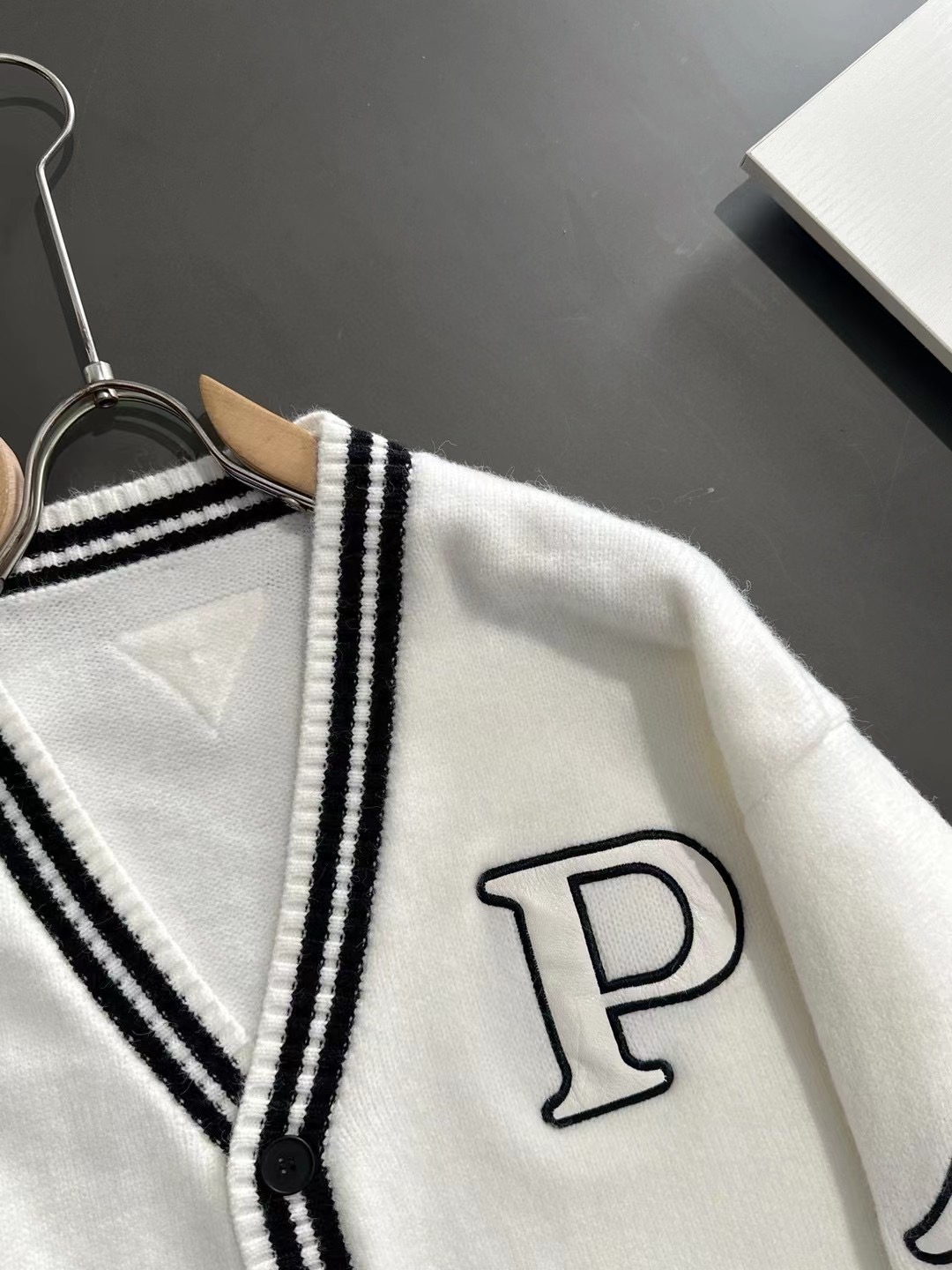 24FW signature color matching cardigan 24FW signature color matching cardigan