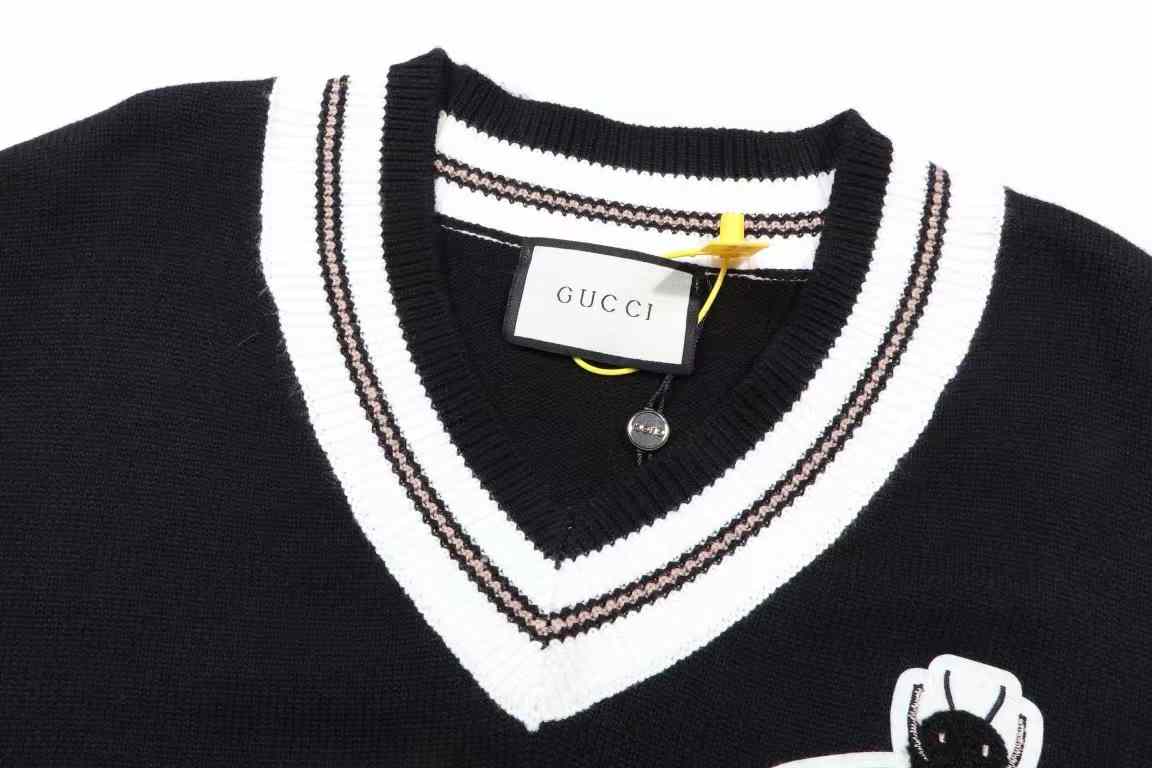 Bee print V-neck sweater Bee print V-neck sweater