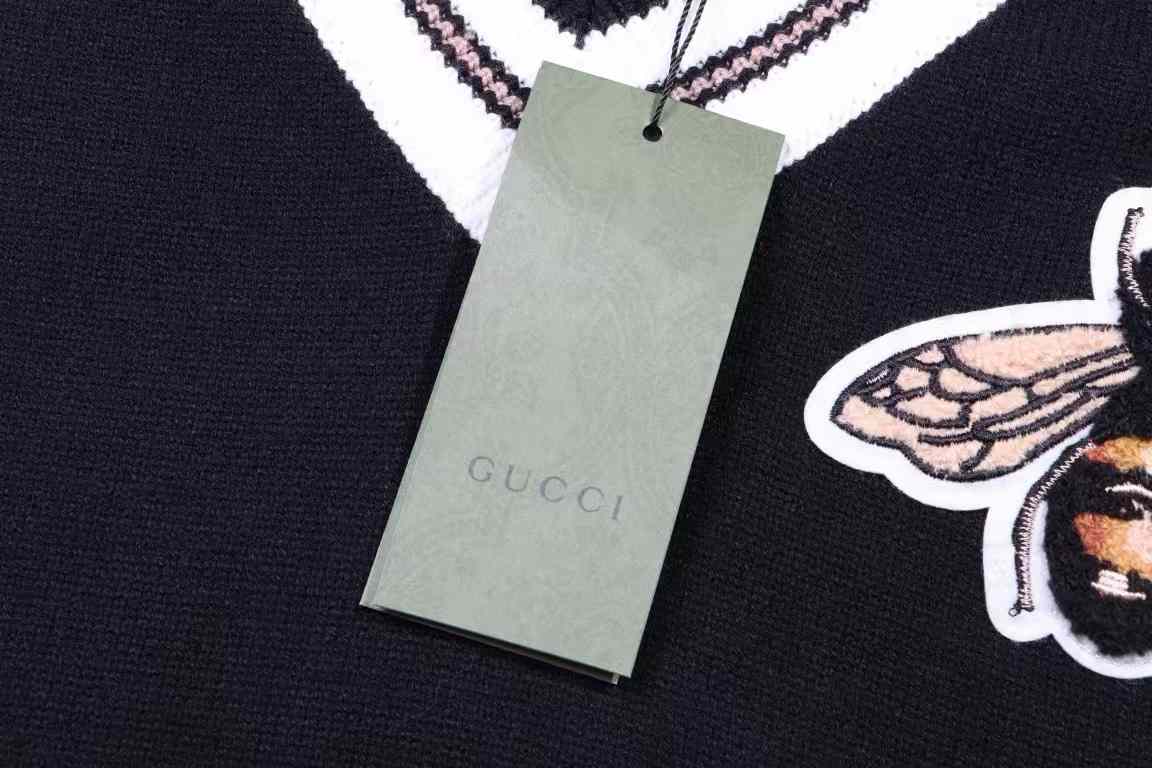 Bee print V-neck sweater Bee print V-neck sweater