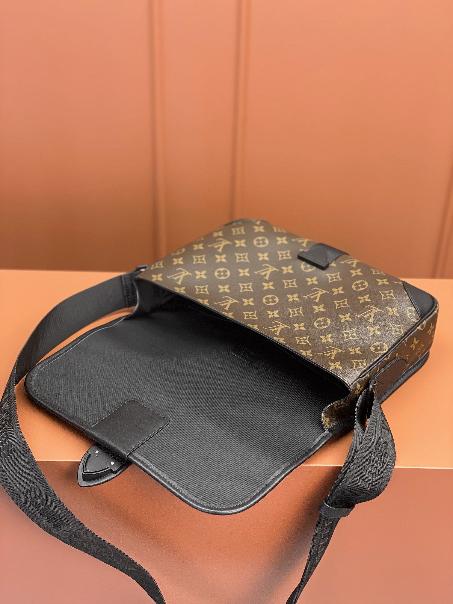 0528 Archy Messenger MM Monogram Macassar Canvas 0528 Archy Messenger MM Monogram Macassar Canvas