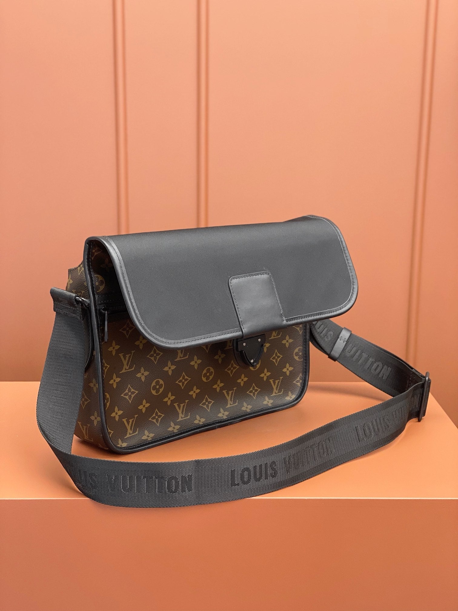 0528 Archy Messenger MM Monogram Macassar Canvas 0528 Archy Messenger MM Monogram Macassar Canvas
