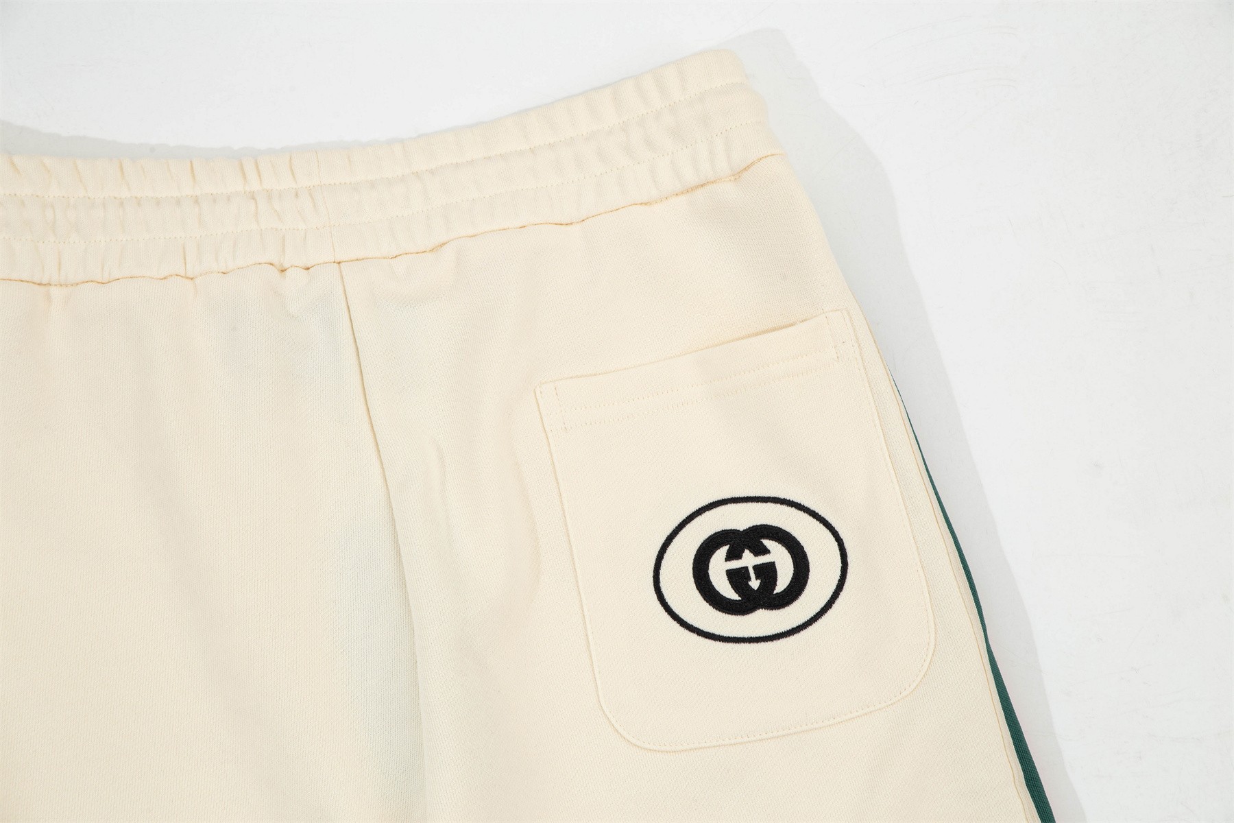 Classic red and green webbing spliced shorts Classic red and green webbing spliced shorts