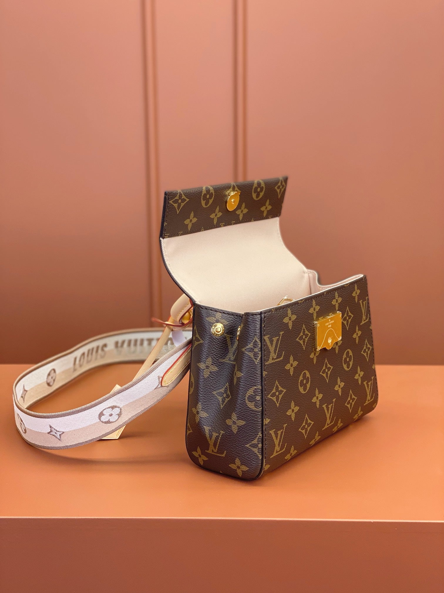 0528 Cluny Mini Monogram 0528 Cluny Mini Monogram