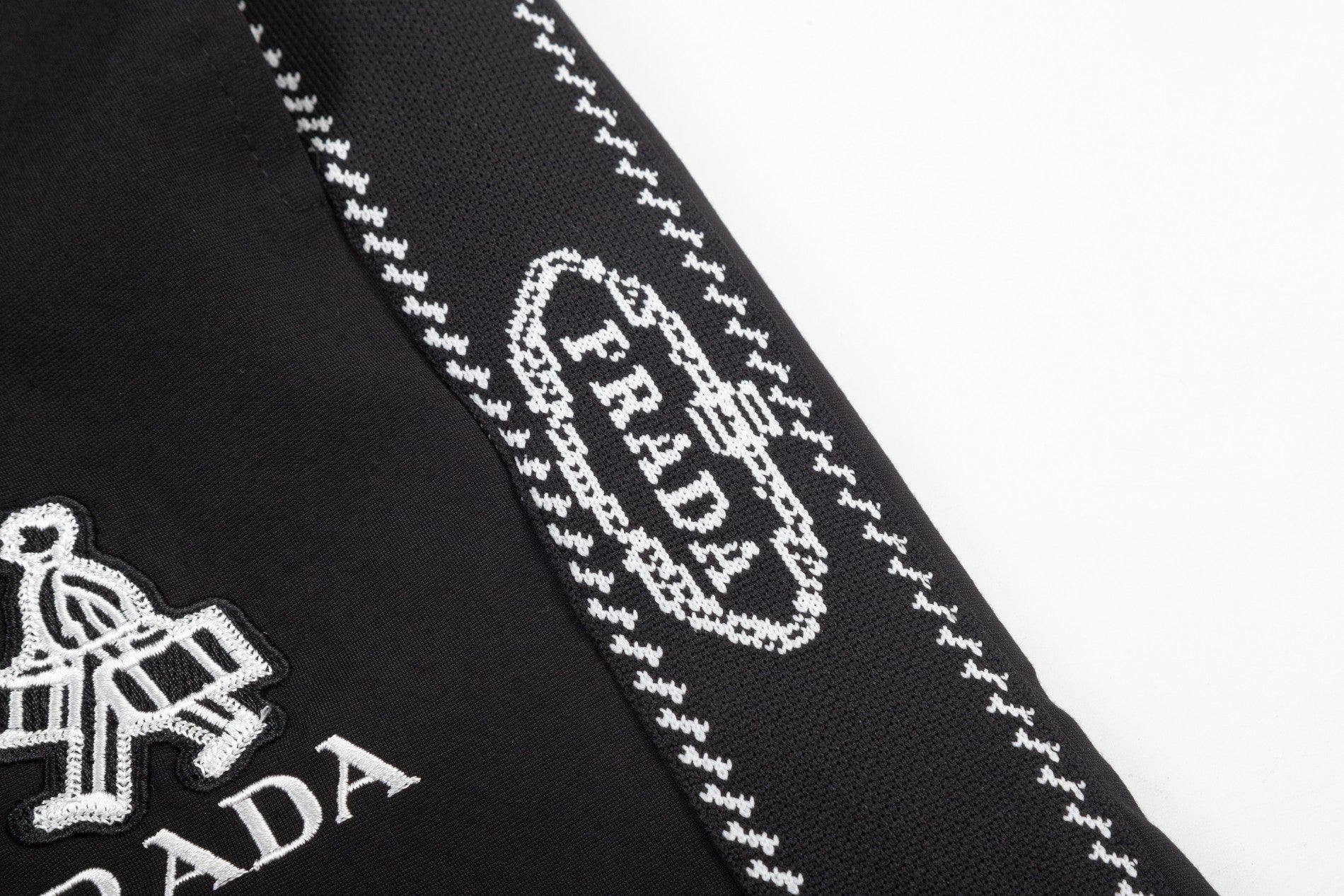 Classic bag features pocket shorts Classic bag features pocket shorts
