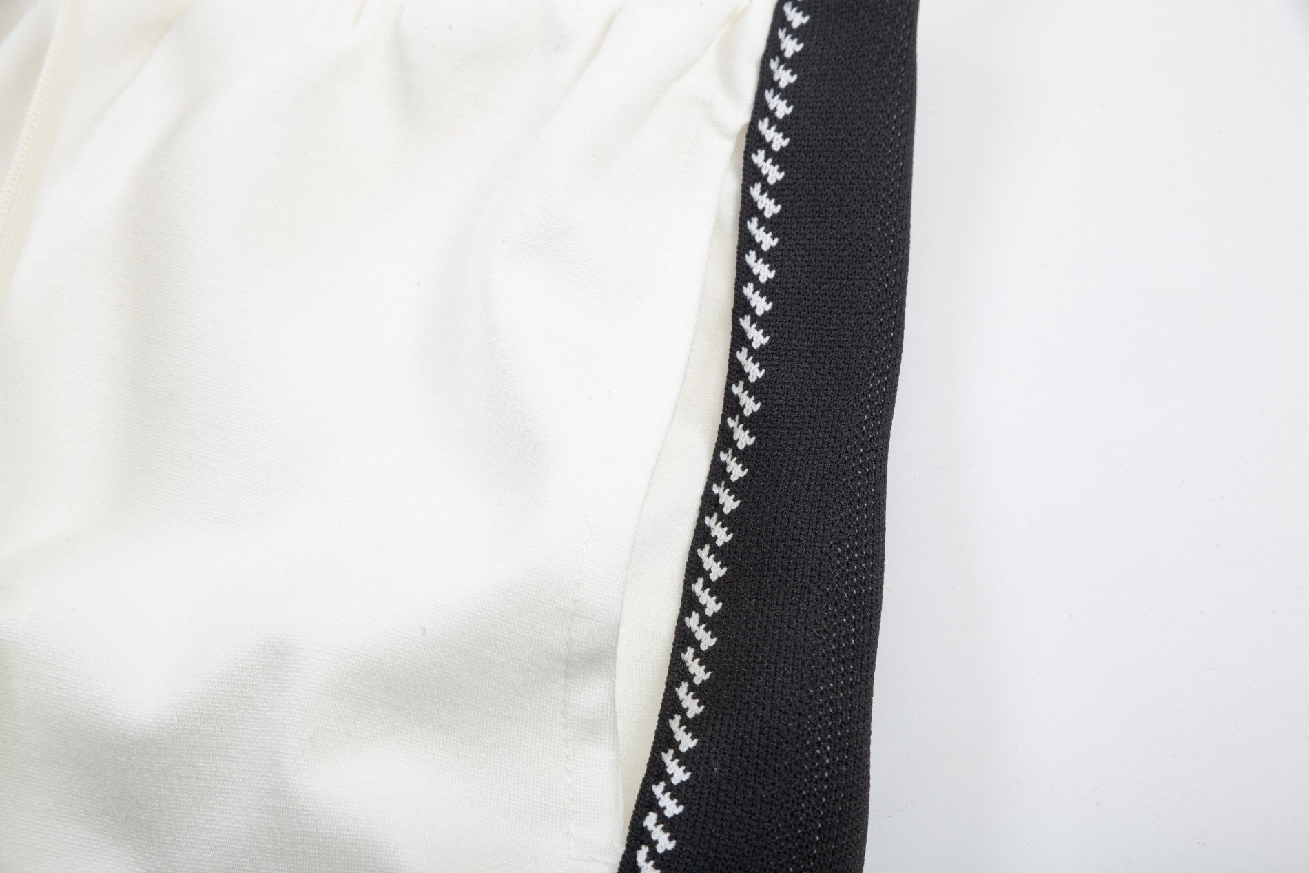 Classic bag features pocket shorts Classic bag features pocket shorts