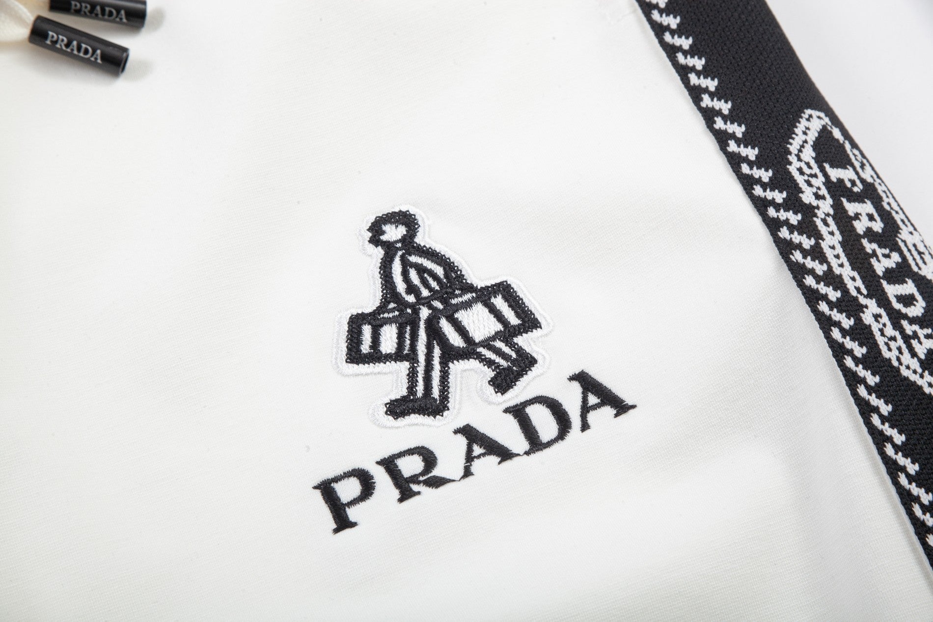Classic bag features pocket shorts Classic bag features pocket shorts