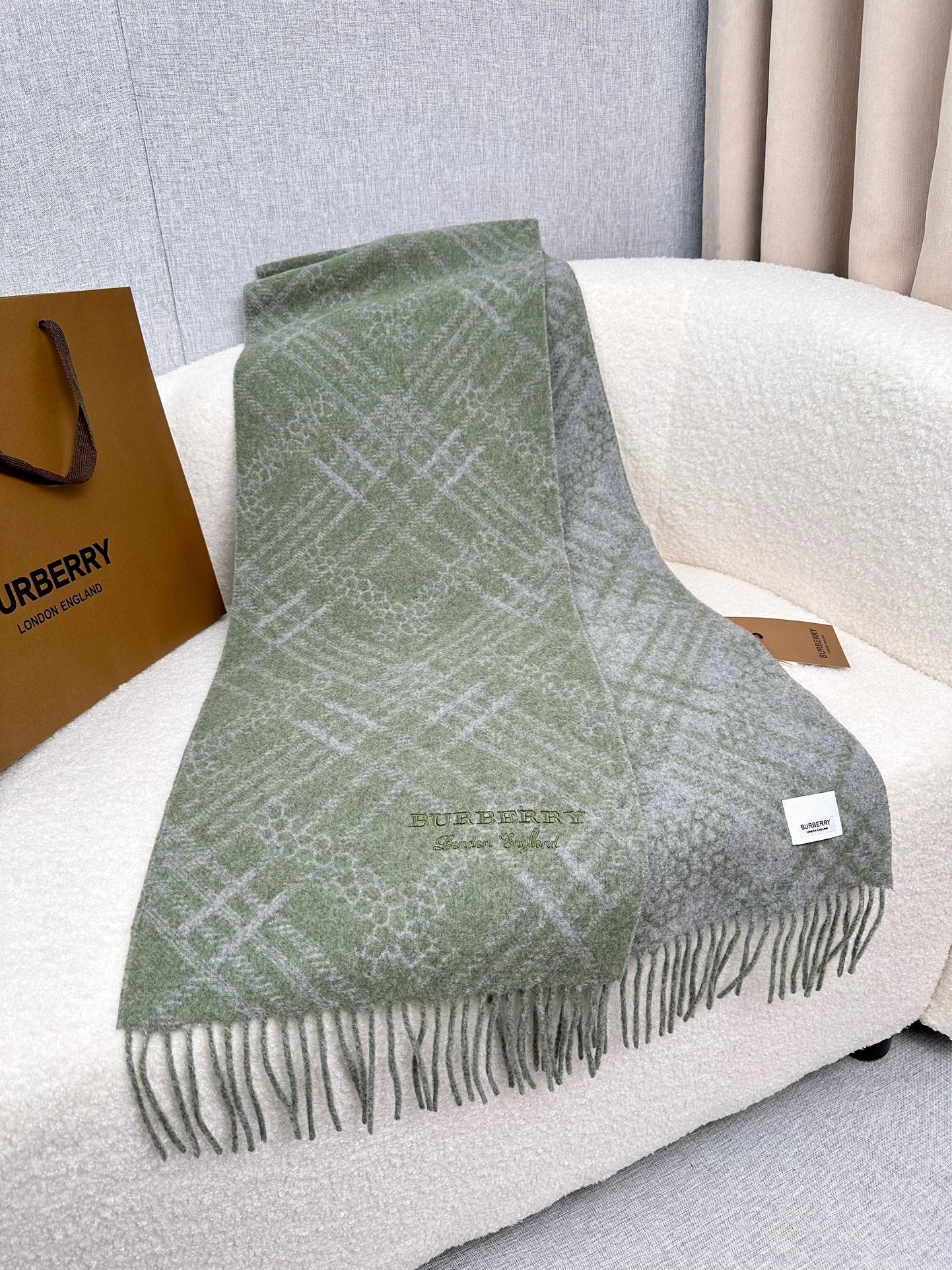 1002 Classic Soft and Comfortable Scarf 1002 Classic Soft and Comfortable Scarf
