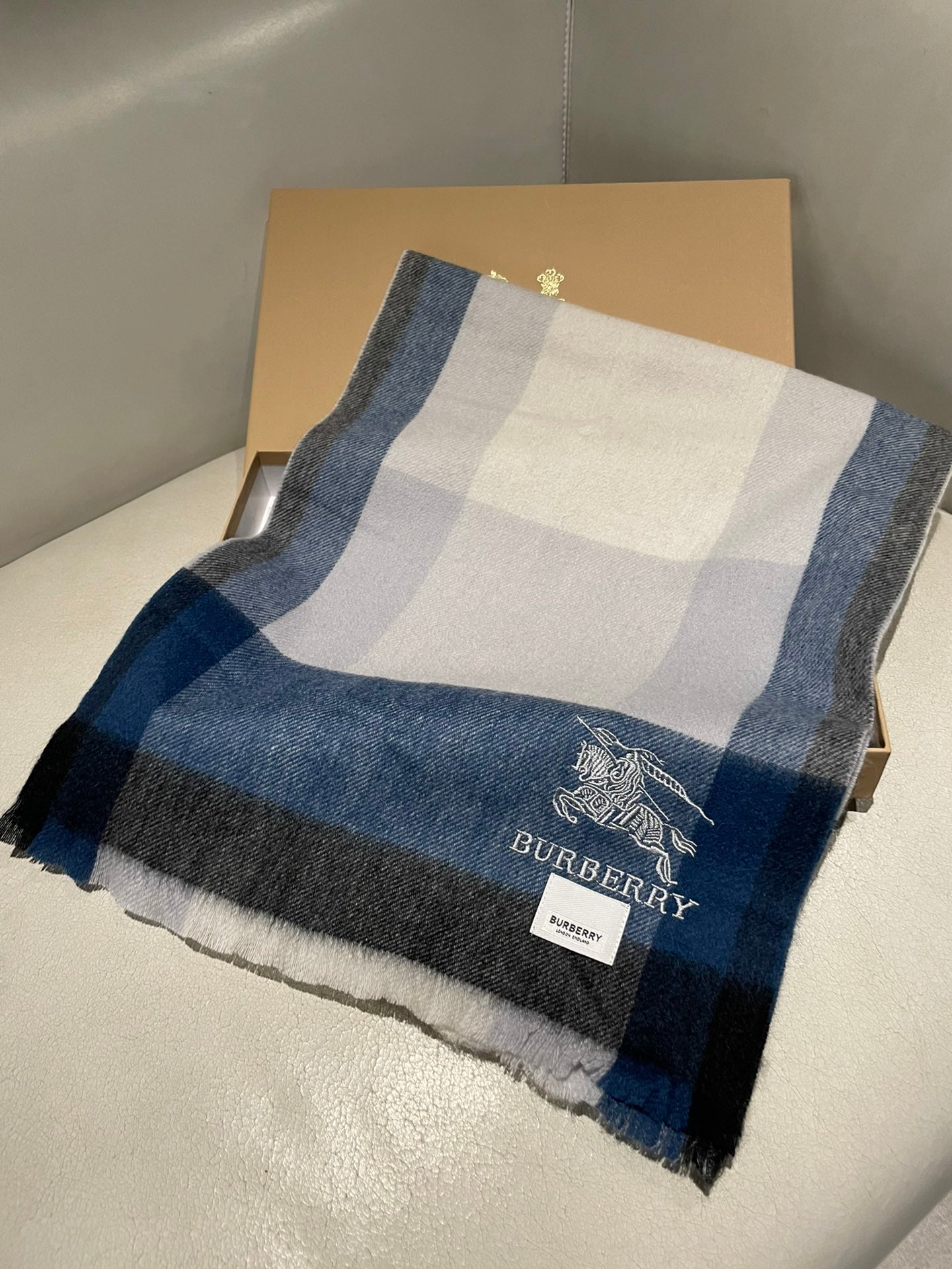 1002 Classic Soft and Comfortable Scarf 1002 Classic Soft and Comfortable Scarf