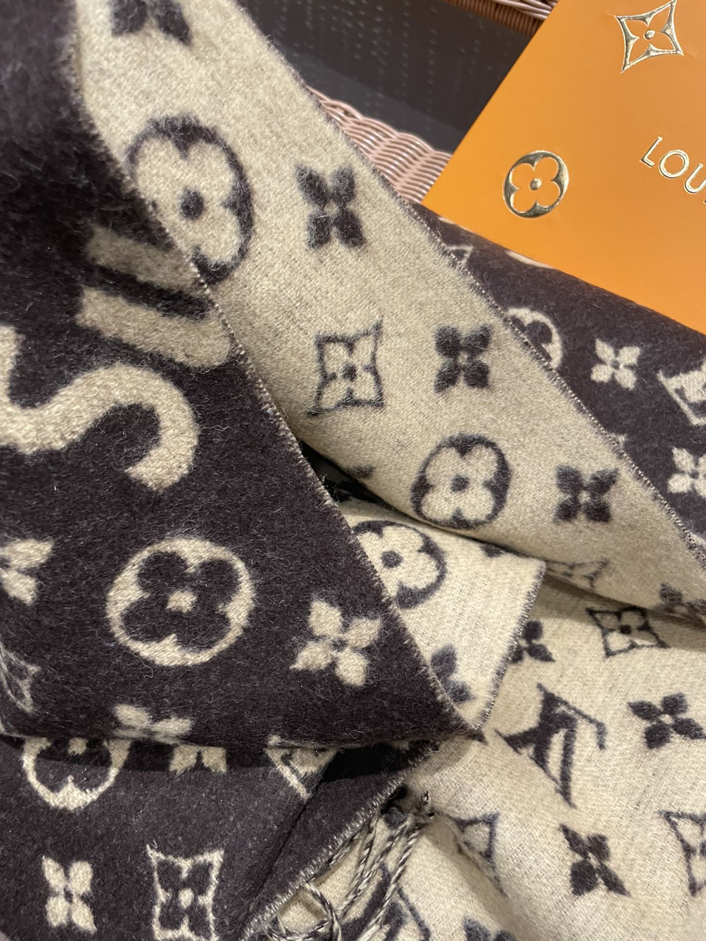 1002 Classic Soft and Comfortable Scarf 1002 Classic Soft and Comfortable Scarf