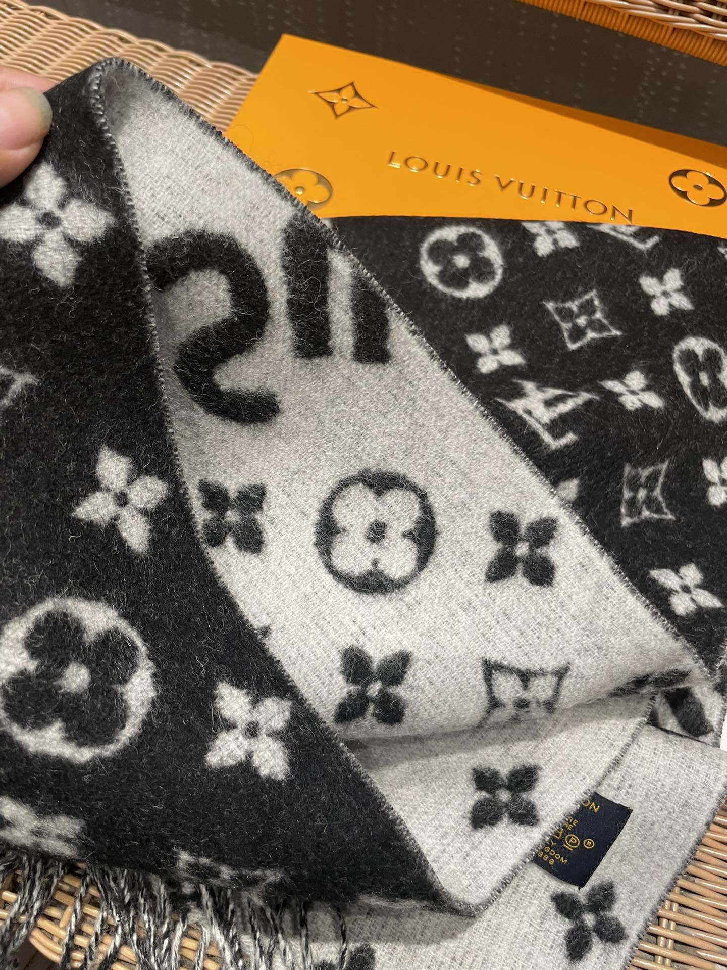 1002 Classic Soft and Comfortable Scarf 1002 Classic Soft and Comfortable Scarf