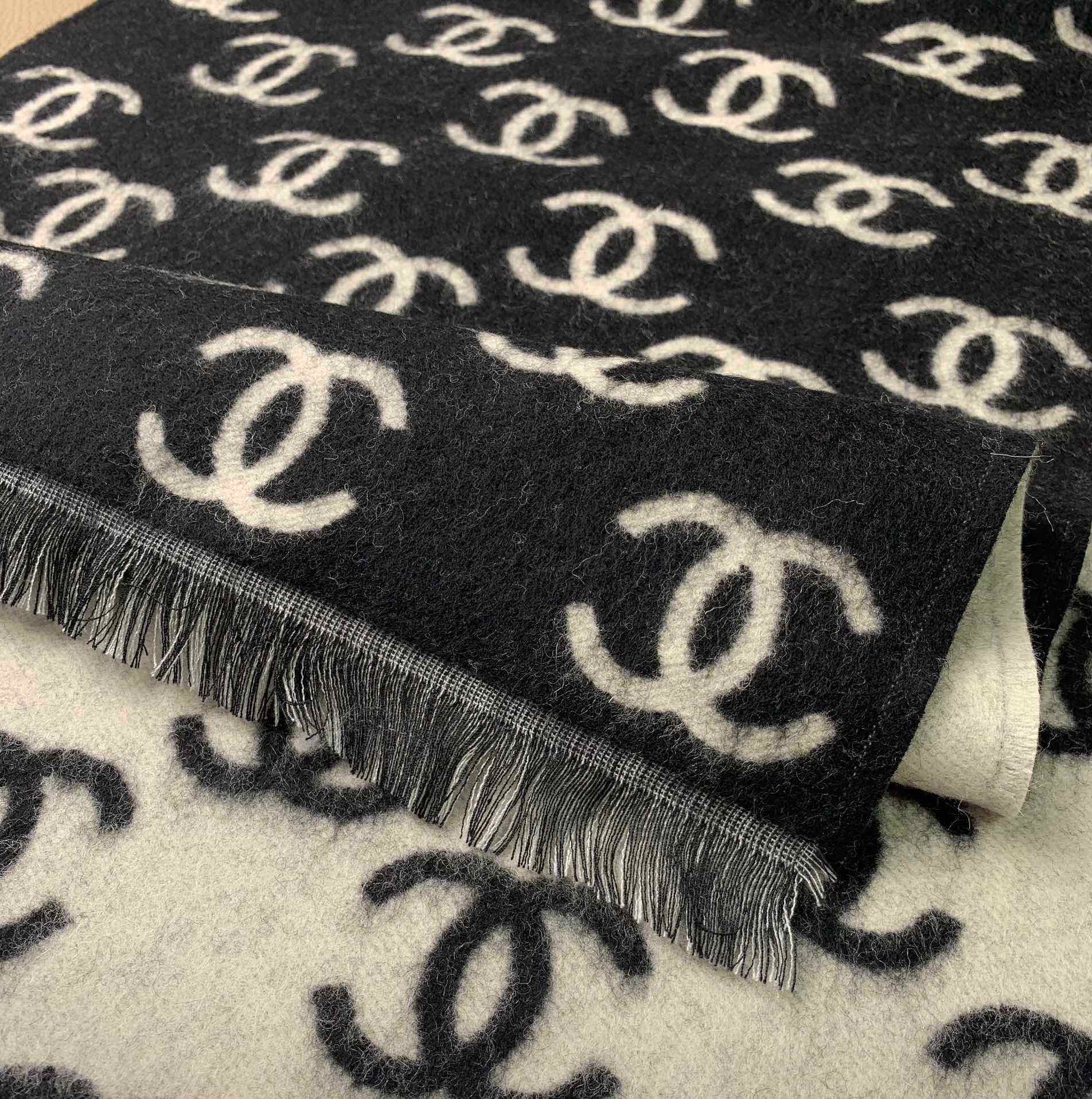 1002 Classic Soft and Comfortable Scarf 1002 Classic Soft and Comfortable Scarf