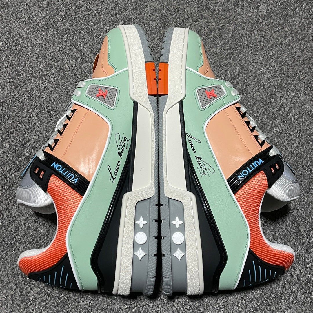 New color matching casual board shoes New color matching casual board shoes