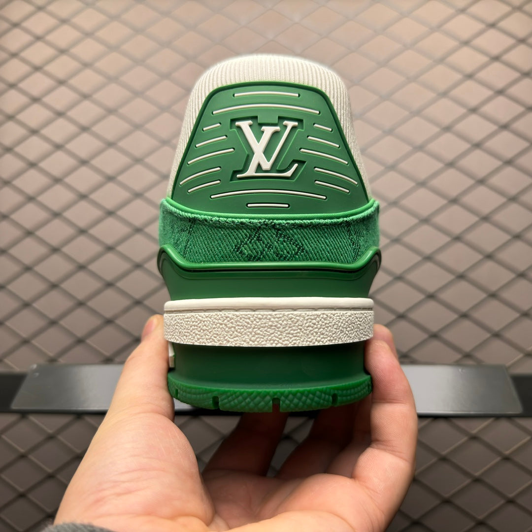 New color matching casual board shoes New color matching casual board shoes