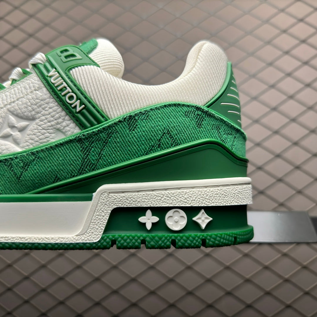 New color matching casual board shoes New color matching casual board shoes