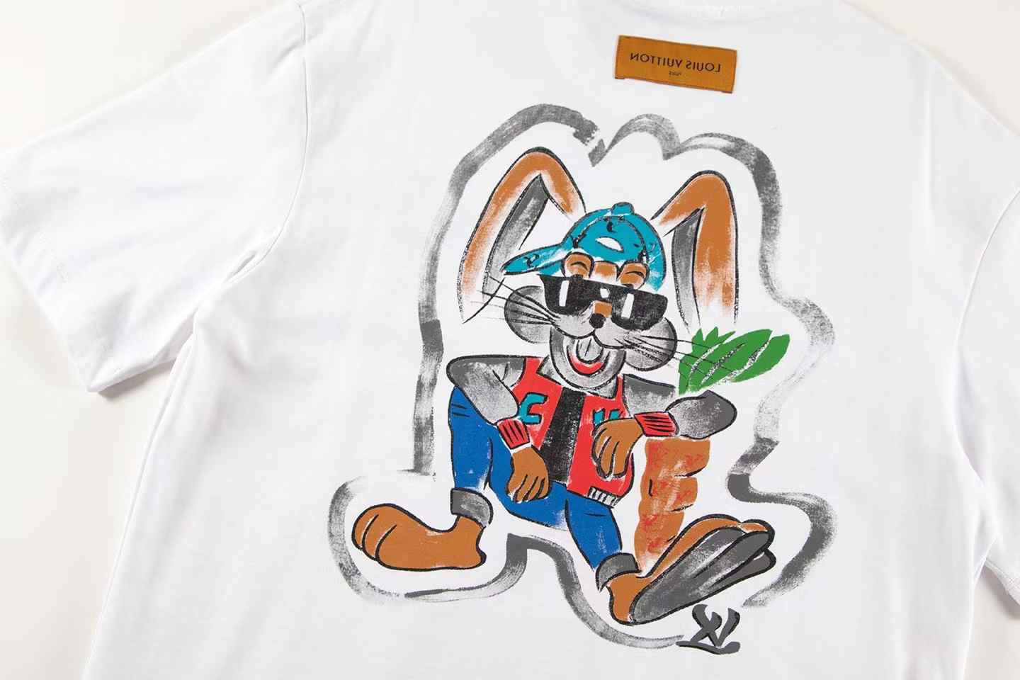 Artistic print t-shirt Artistic print t-shirt