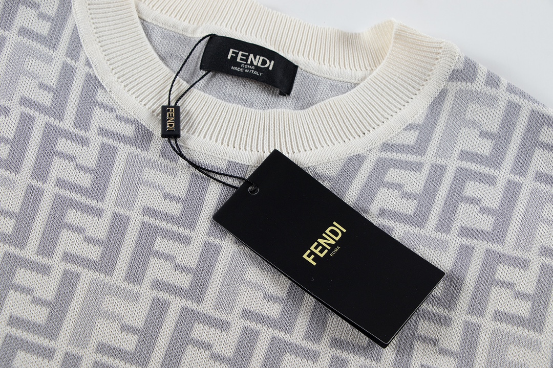 Short sleeved knitted t-shirt Short sleeved knitted t-shirt