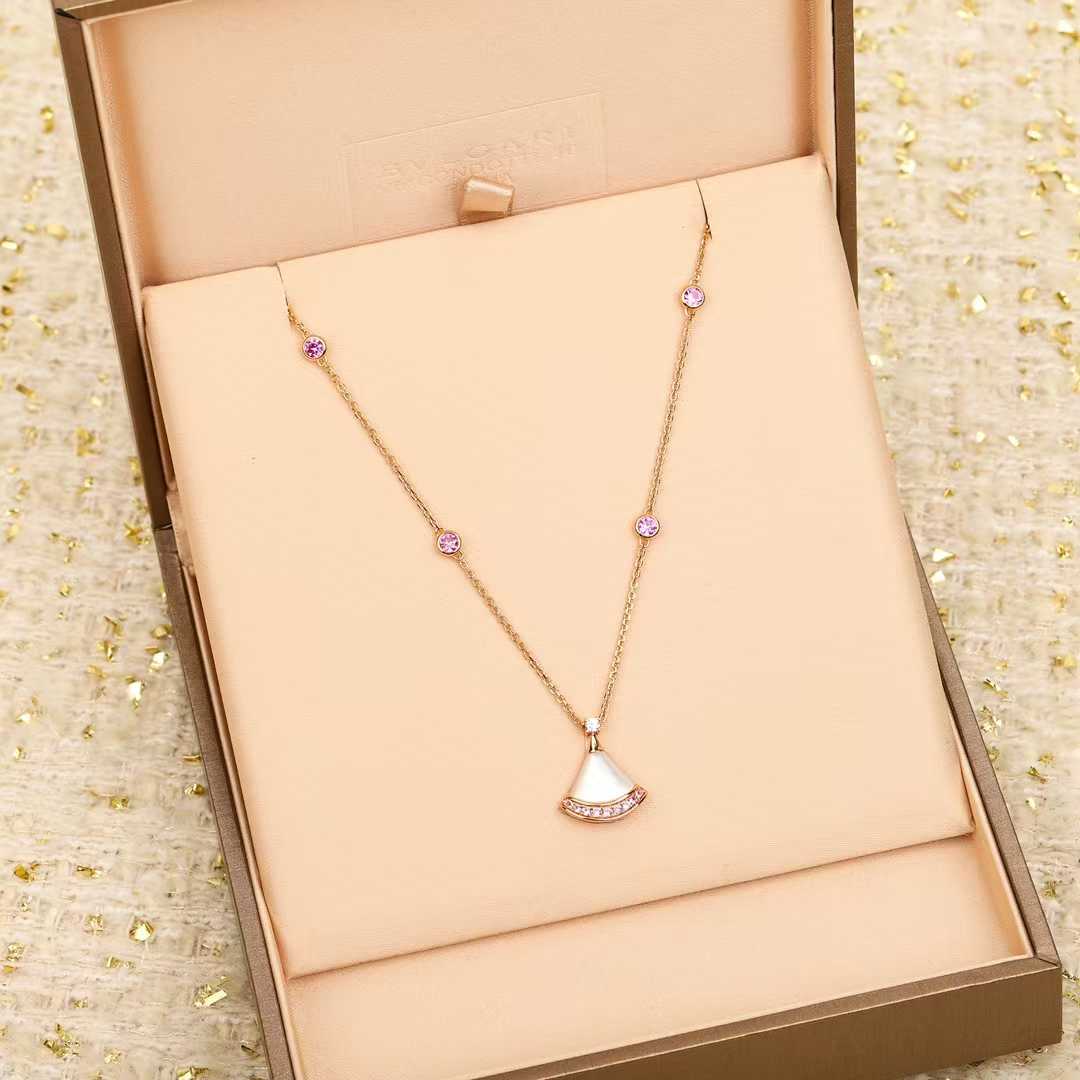 Classic scallop shape diamond-set necklace Classic scallop shape diamond-set necklace