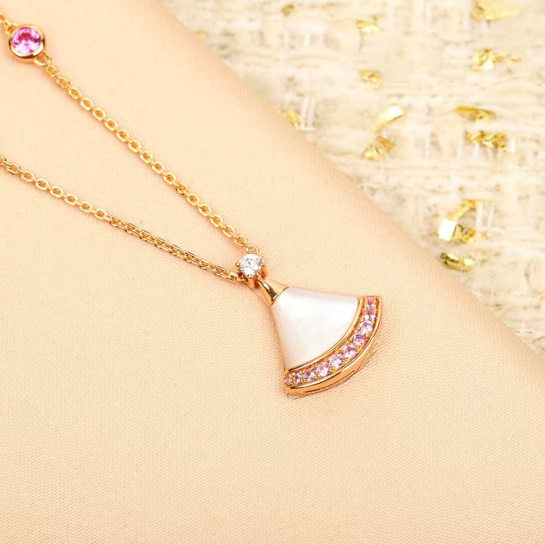 Classic scallop shape diamond-set necklace Classic scallop shape diamond-set necklace