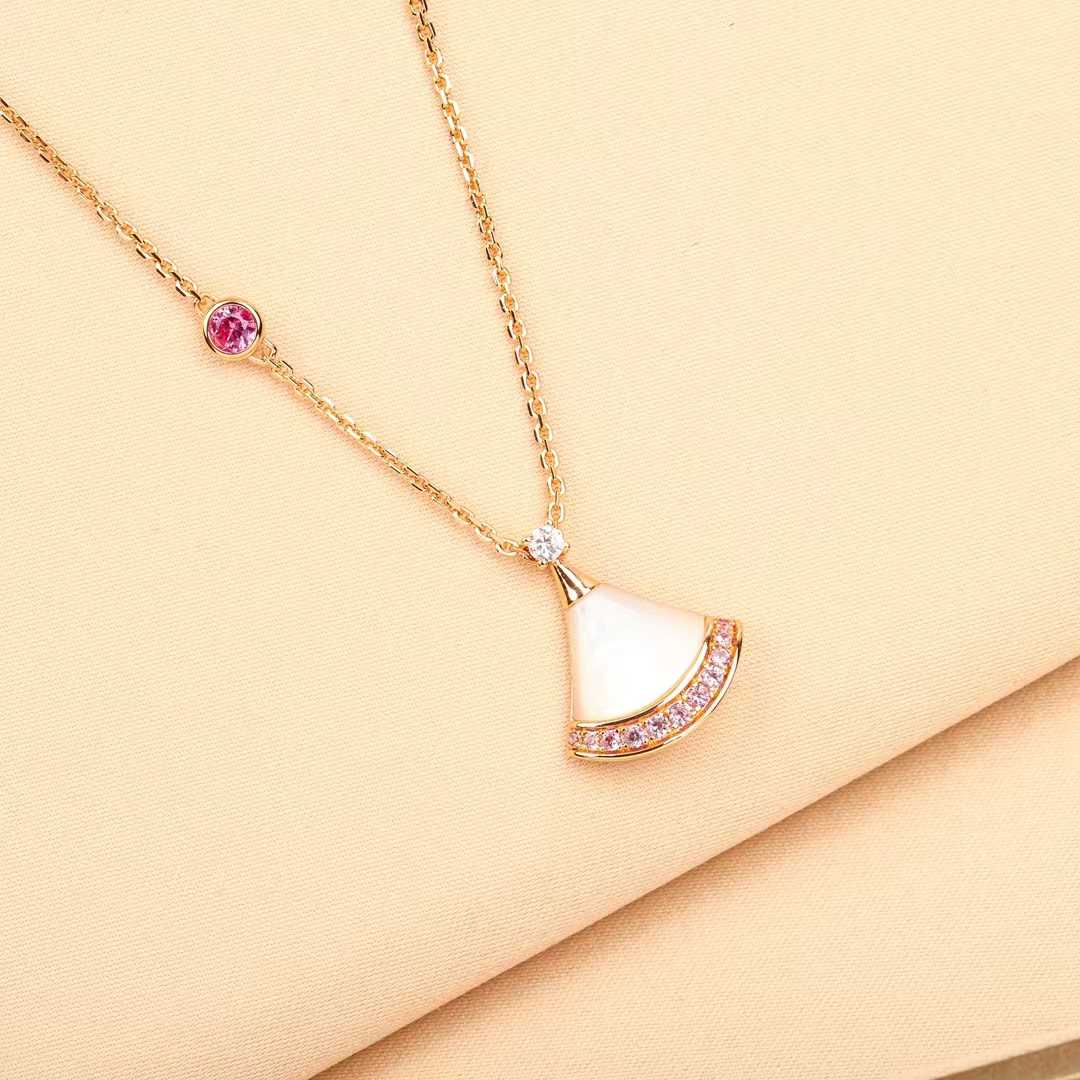 Classic scallop shape diamond-set necklace Classic scallop shape diamond-set necklace