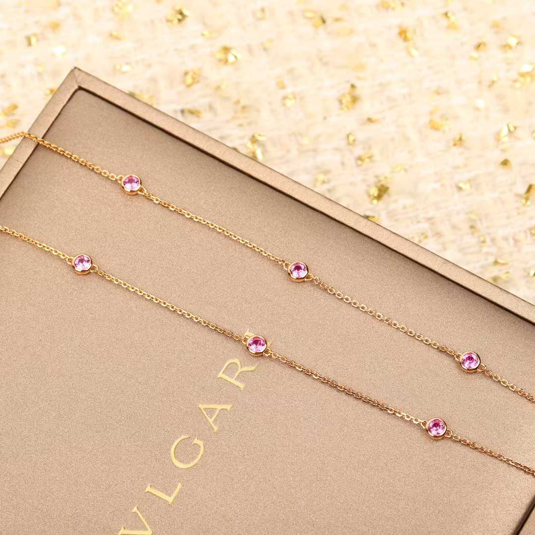 Classic scallop shape diamond-set necklace Classic scallop shape diamond-set necklace