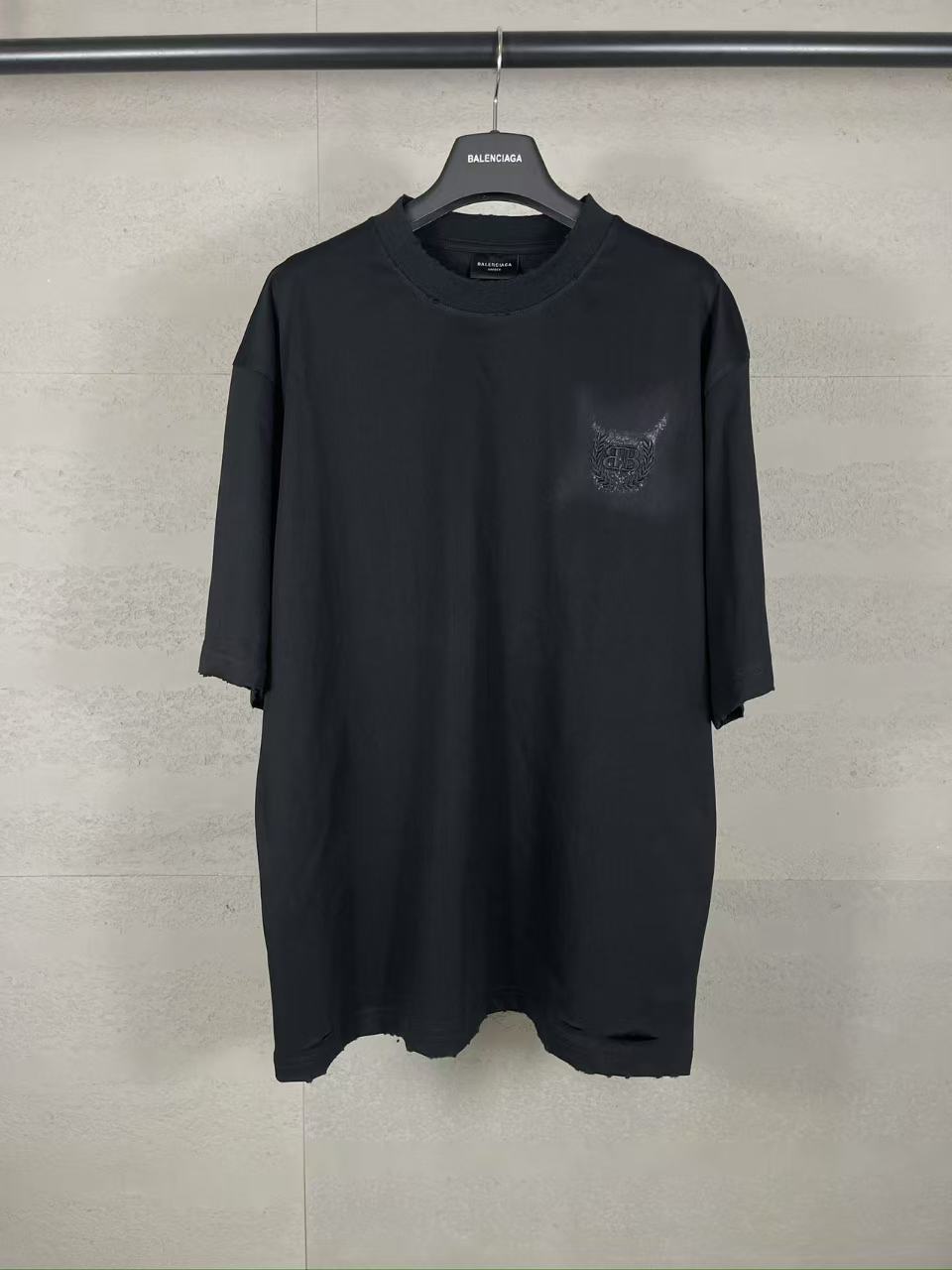 Classic pattern graffiti embroidery t-shirt Classic pattern graffiti embroidery t-shirt