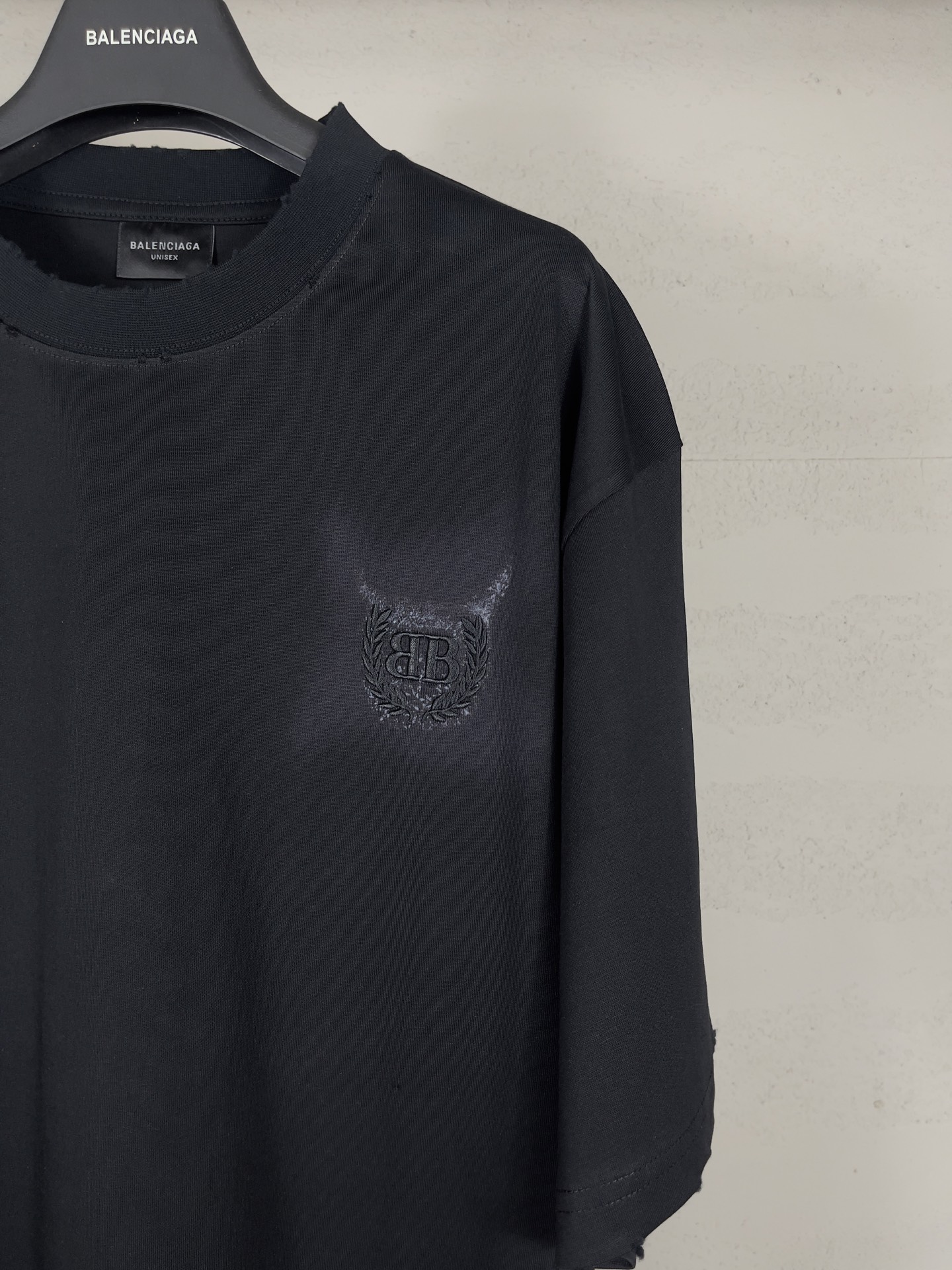 Classic pattern graffiti embroidery t-shirt Classic pattern graffiti embroidery t-shirt