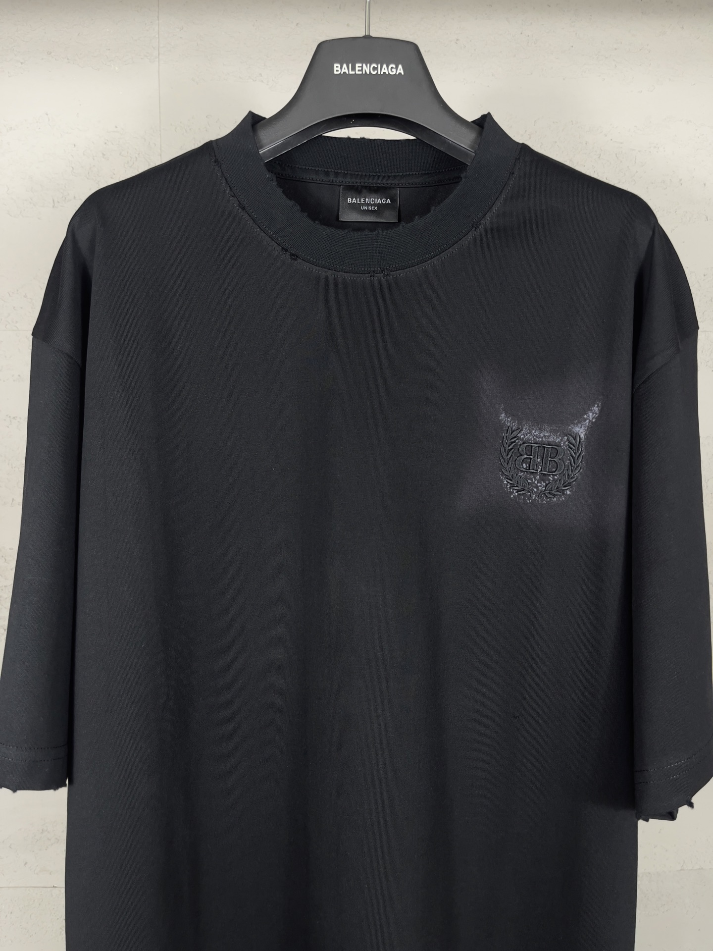 Classic pattern graffiti embroidery t-shirt Classic pattern graffiti embroidery t-shirt