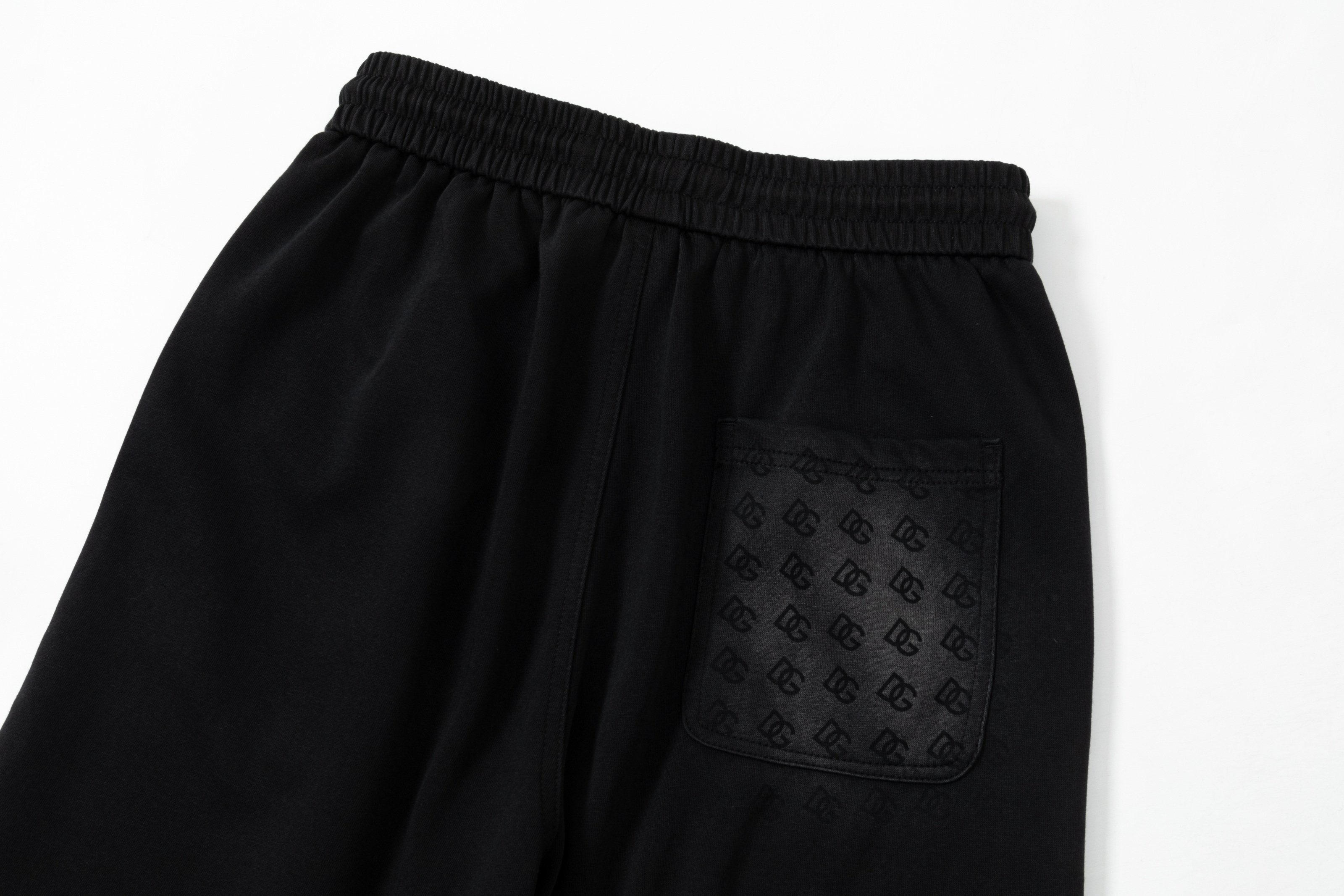 Embroidered spliced knitted shorts Embroidered spliced knitted shorts