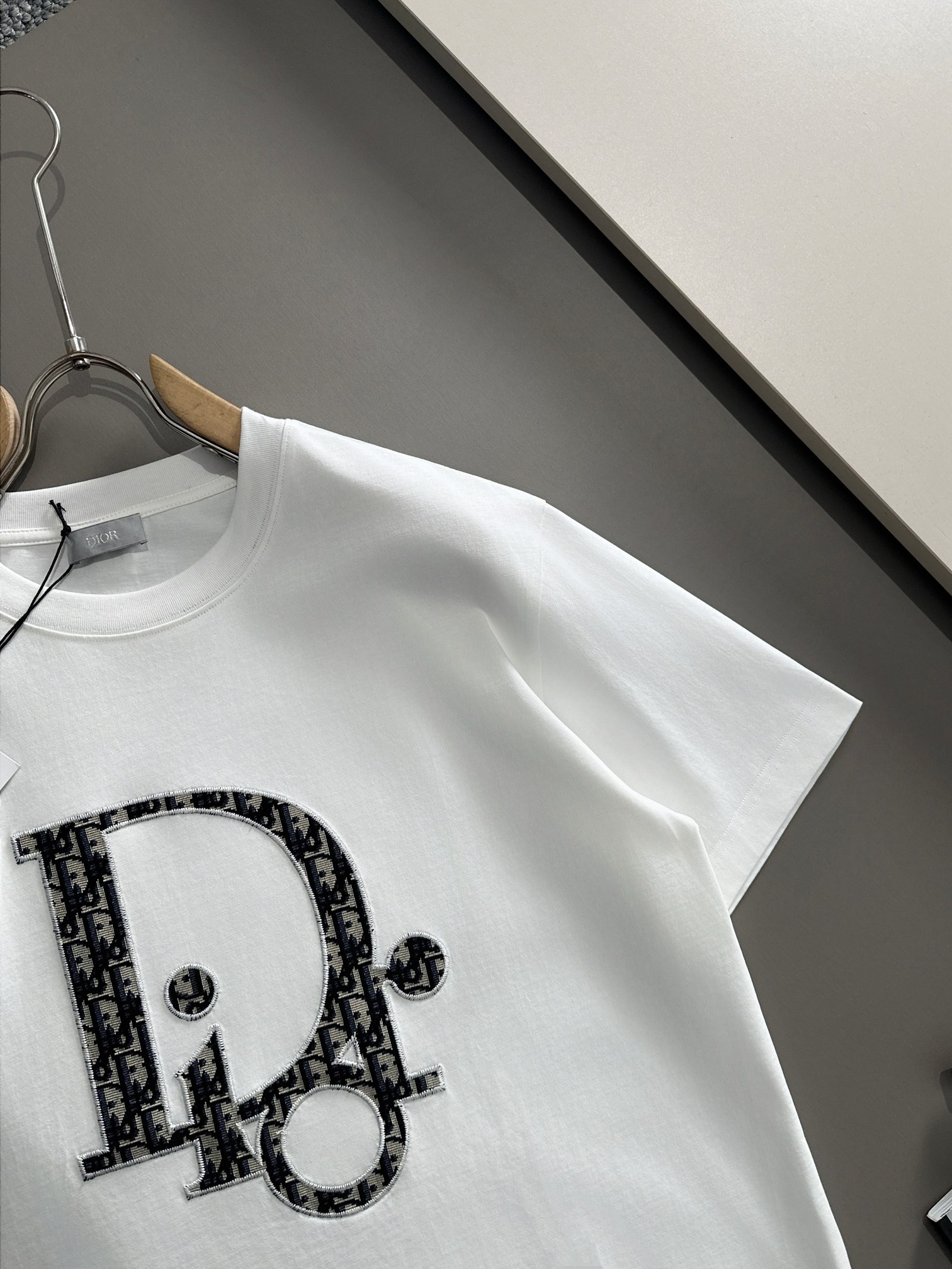 Classic pattern embroidery t-shirt Classic pattern embroidery t-shirt