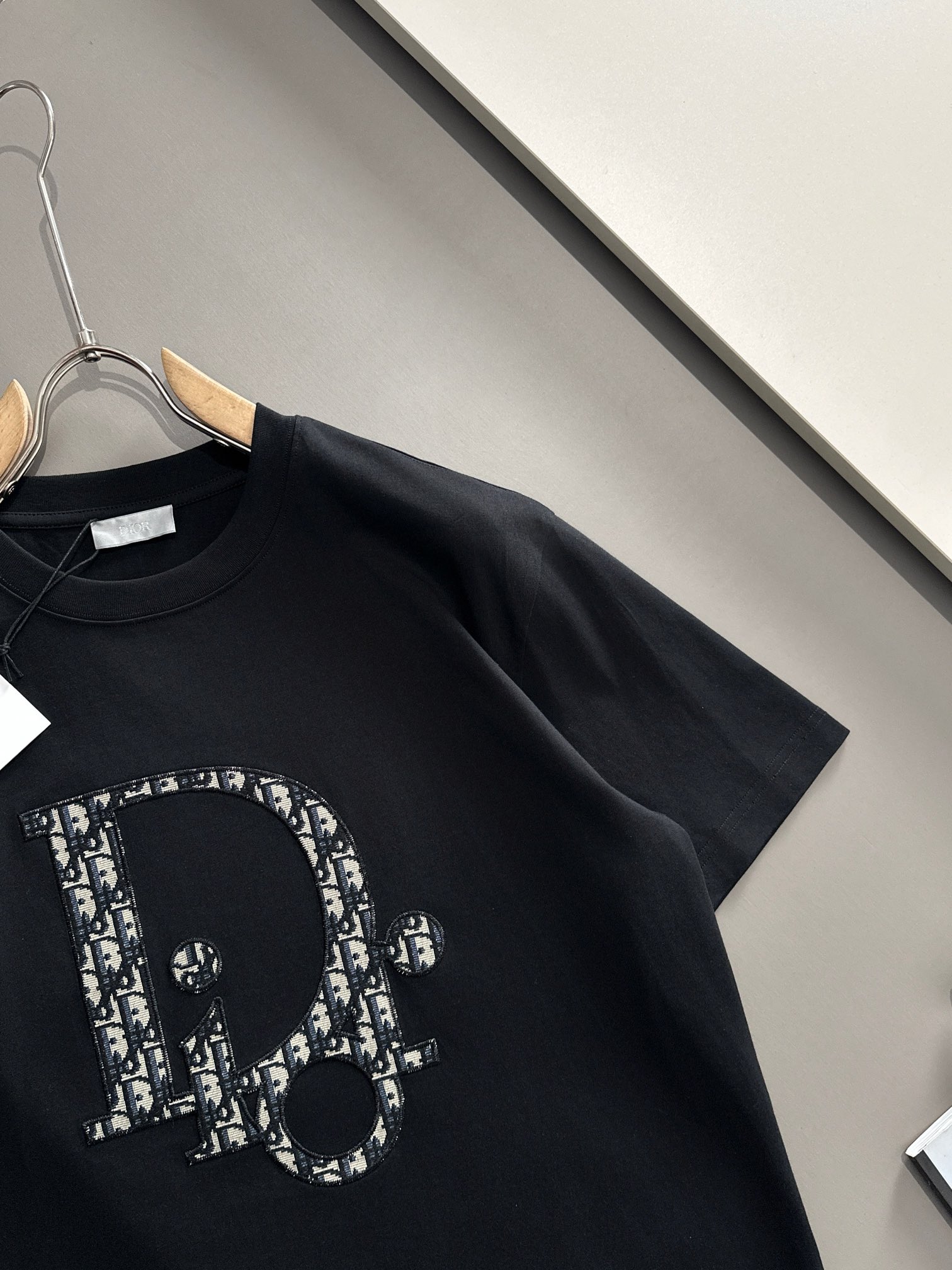 Classic pattern embroidery t-shirt Classic pattern embroidery t-shirt