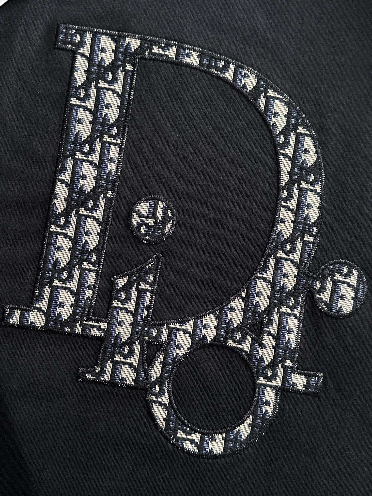 Classic pattern embroidery t-shirt Classic pattern embroidery t-shirt