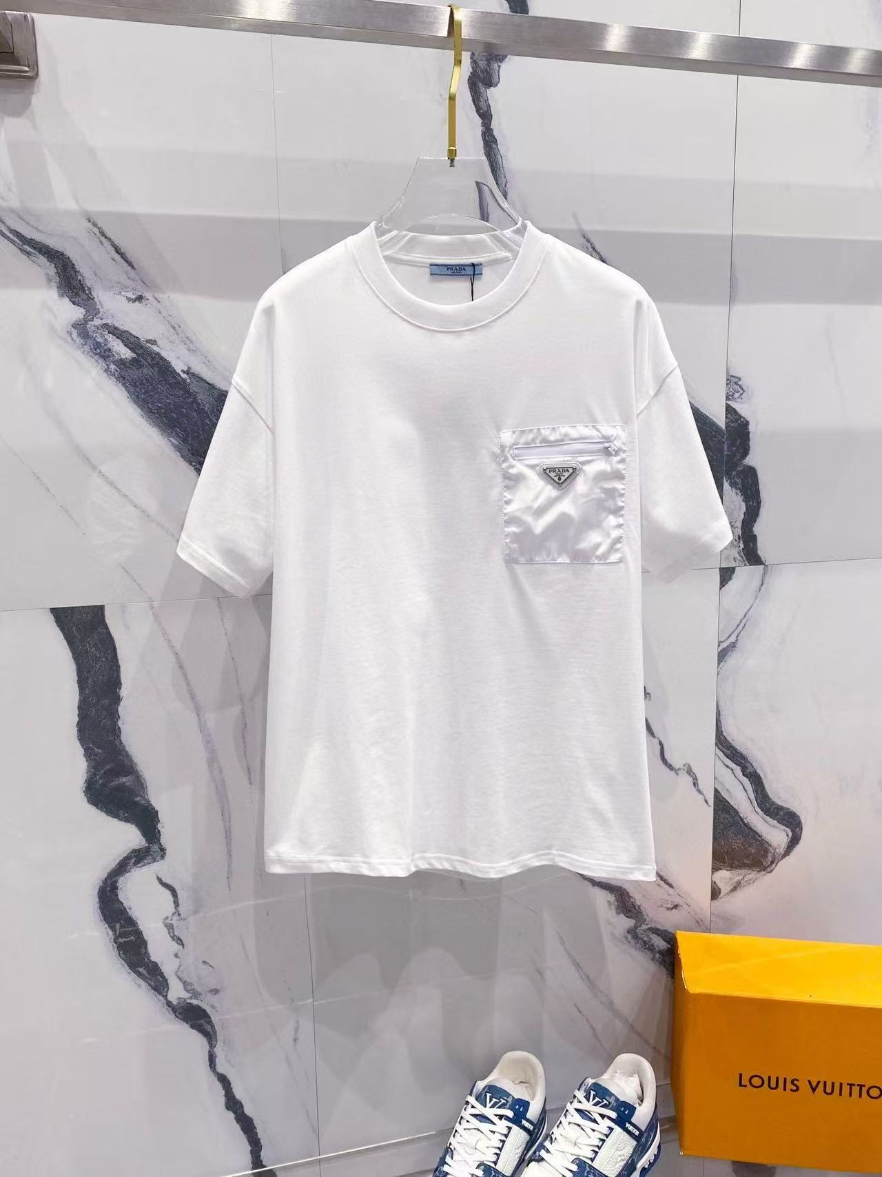 Metal logo carry pocket t-shirt Metal logo carry pocket t-shirt