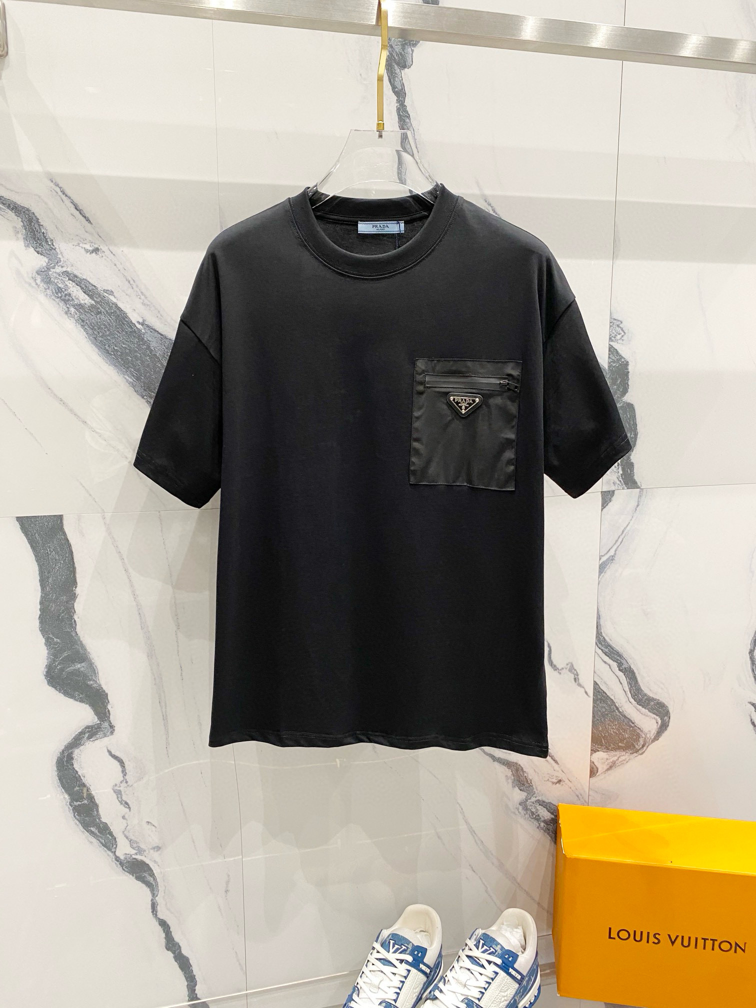 Metal logo carry pocket t-shirt Metal logo carry pocket t-shirt