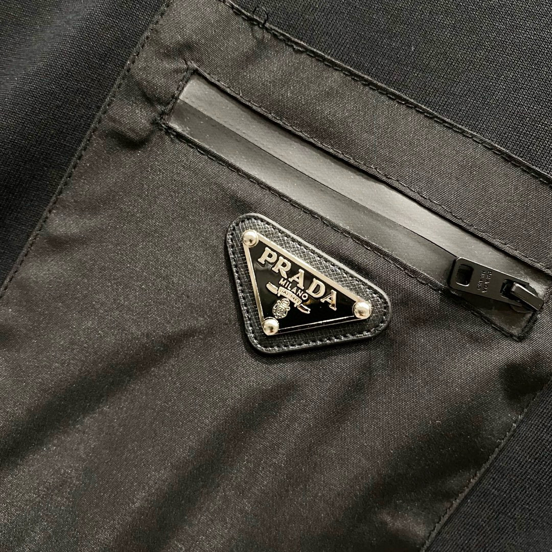 Metal logo carry pocket t-shirt Metal logo carry pocket t-shirt