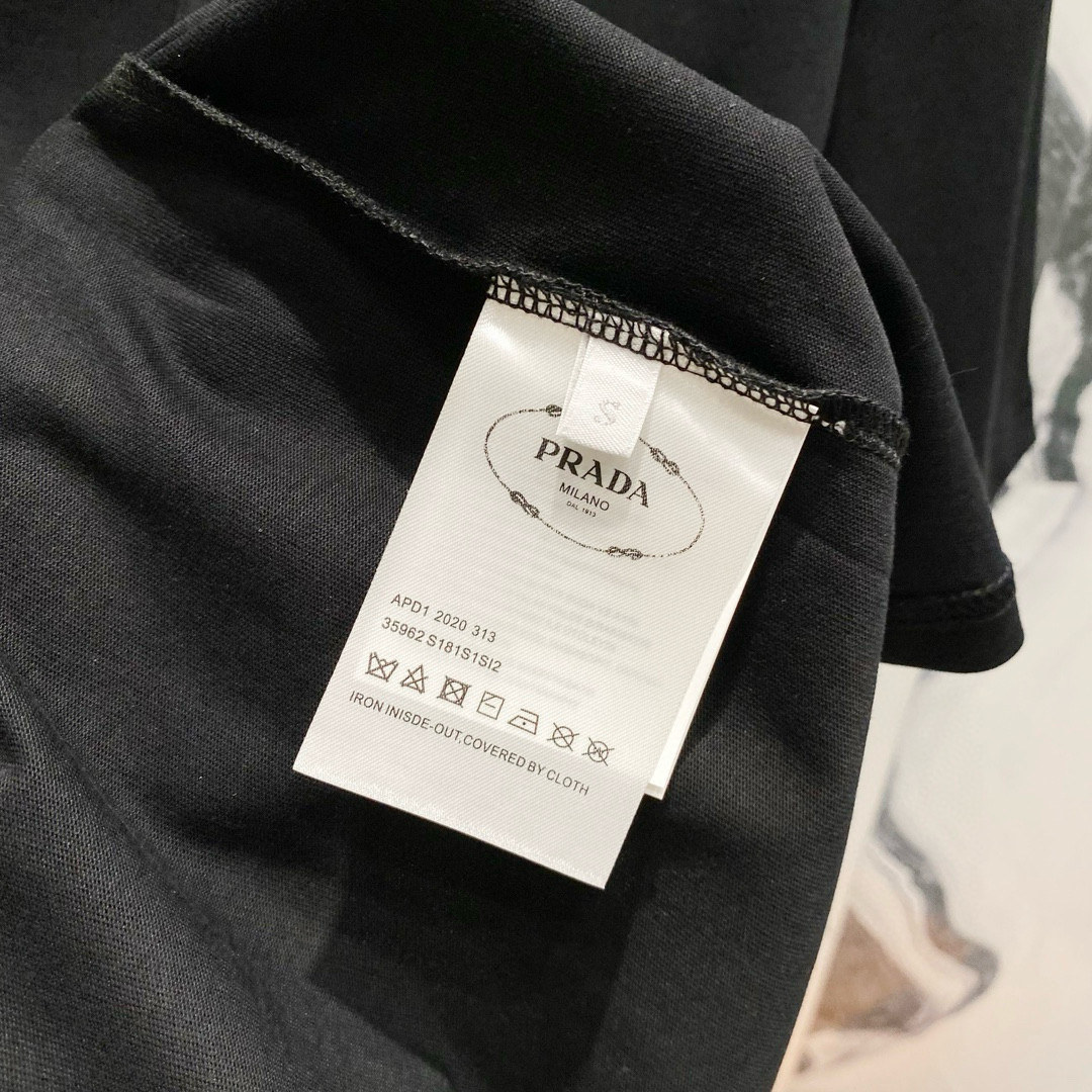 Metal logo carry pocket t-shirt Metal logo carry pocket t-shirt